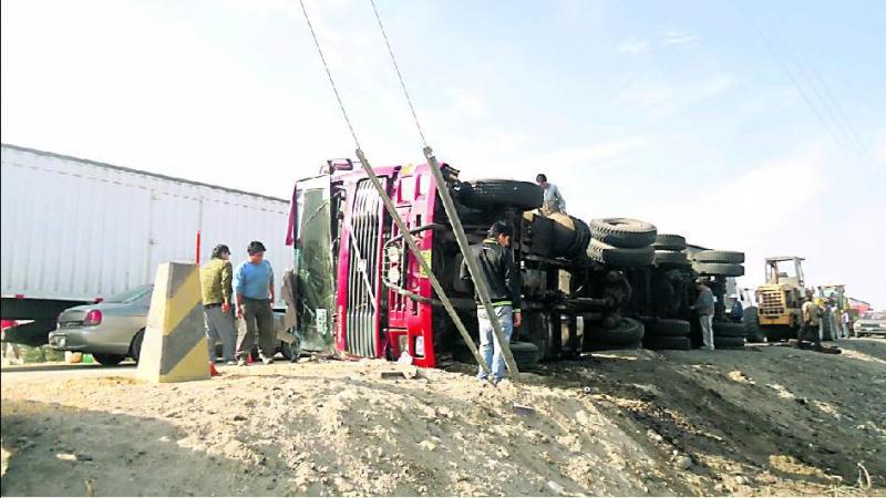 Camión con 630 sacos de arroz se vuelca en Panamericana