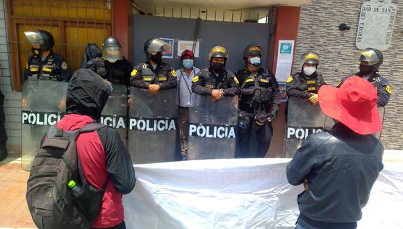 Obreros bloquearon el acceso principal al municipio provincial de Tacna. (Foto: Adrian Apaza)