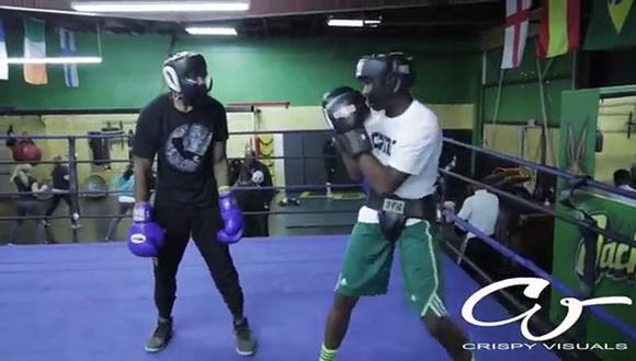 Padre enfrenta a su hijo con un boxeador para enseñarle que no se debe abusar del resto (VIDEO)