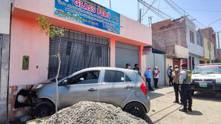 Tacna: Auto embiste a mototaxi y cuando fugaba se empotra en casa