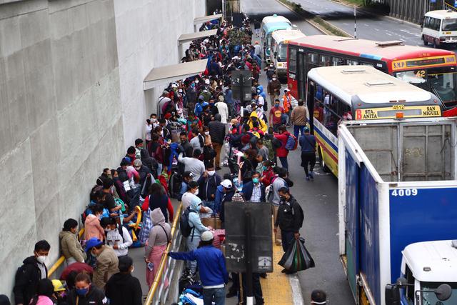 Ambulantes invaden los paraderos de la Vía Expresa Grau. (Foto: Hugo Curotto/ GEC)