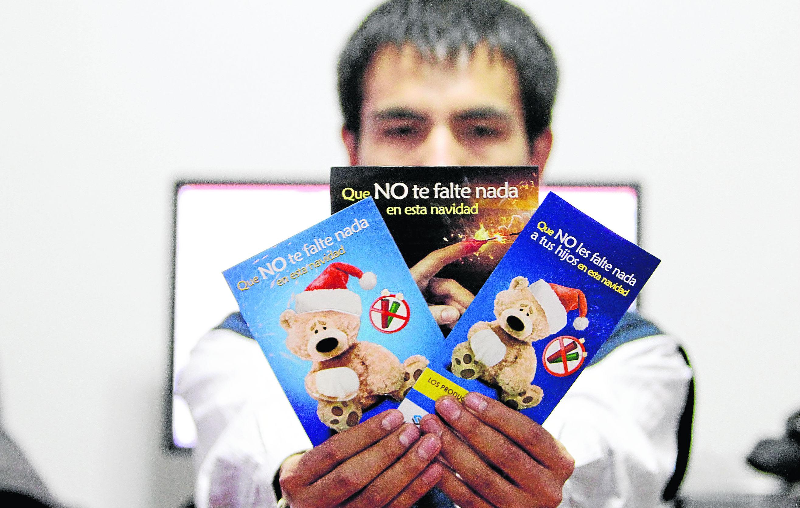 Niños aprenden a manipular pirotécnicos para no hacerse daño                          