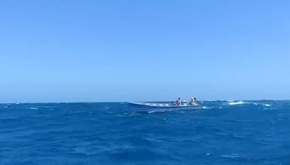 Tonny Bracho estaba realizando pesca artesanal con dos compañeros antes de que su embarcación fuera azotada por un fuerte oleaje. (Foto: Captura de video)