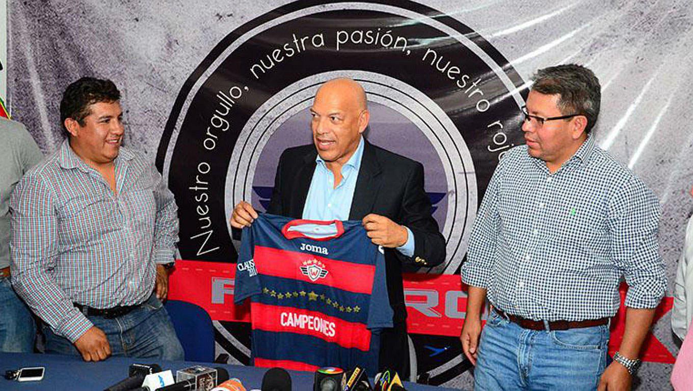 Roberto Mosquera fue presentado oficialmente como técnico del Jorge Wilstemann