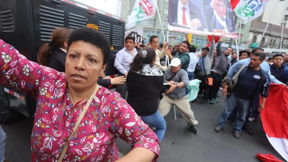 Keiko Fujimori: Se unen más simpatizantes fujimoristas y se generan disturbios afuera de Sala Penal | Galería 