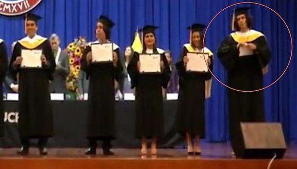 Egresado de una universidad rompe su diploma en ceremonia de graduación (VIDEO)