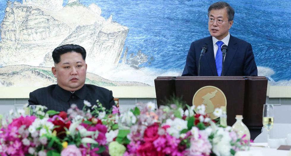 Imagen referencial del 27 de abril de 2018. El líder norcoreano Kim Jong-un, brinda con el presidente surcoreano, Moon Jae-in, durante un banquete celebrado en Peace House. (EFE/ Korea Summit Press / Pool).