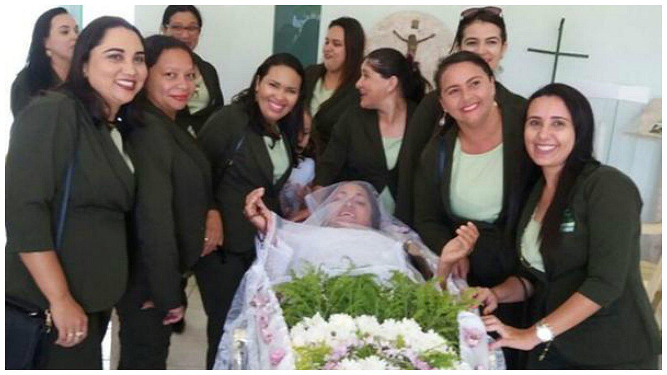Así fue el "funeral" de mujer que soñaba ser velada viva (FOTOS)
