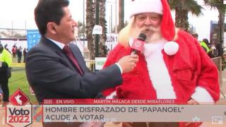 Hombre acude a votar vestido de Papá Noel y convoca a los ciudadanos a que vayan a sufragar