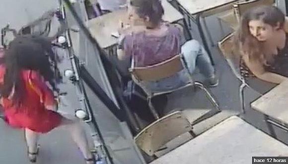 Mujer fue golpeada tras encarar a hombre que la estuvo acosando (VIDEO)
