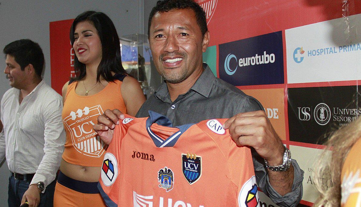 Roberto Palacios pide dejar alma, corazón y vida por la blanquirroja (VÍDEO) 