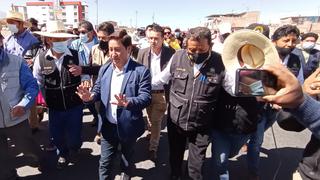 Congresista llega de invitado a inauguración en Cerro Colorado y hace campaña por nueva Constitución (VIDEO)