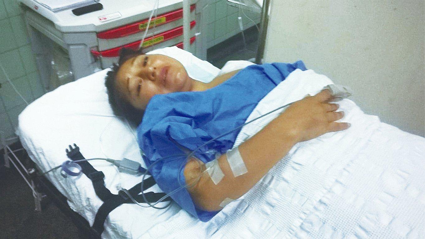 Mujer es atacada a balazos por sicario