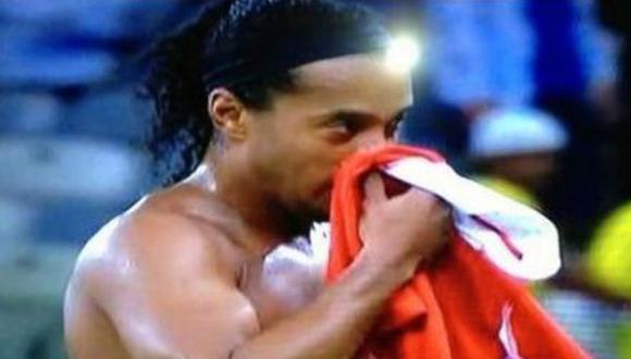 Polémica por foto de Ronaldinho sonándose la nariz con camiseta chilena