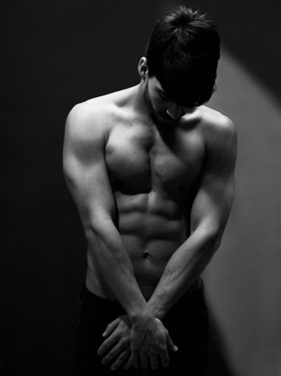 Adrian Lara de "Open English" muestra sus fotos más sexys