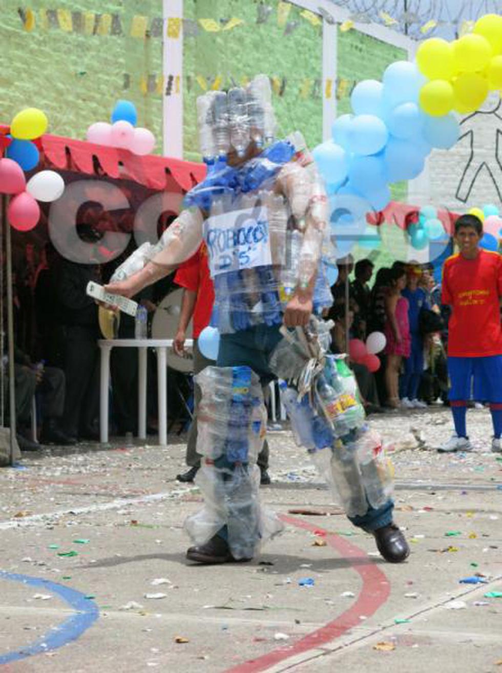 Presos lucen creativos trajes de material reciclado 