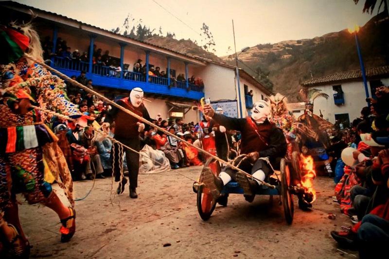 Inauguran muestra fotográfica sobre festividad de la Virgen del Carmen en Paucartambo
