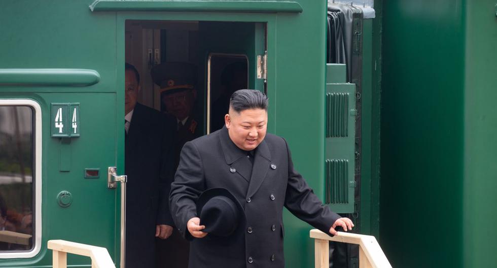 El líder norcoreano Kim Jong-un desembarcando de su tren blindado privado en una estación en la ciudad fronteriza rusa de Khasan. (Referencial/AFP/ALEXANDER SAFRONOV)