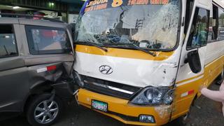 Bus de la ruta 8 causa accidente múltiple entre vehículos y deja cuatro heridos