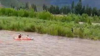 Rescatan a joven que era arrastrado por las intensas corrientes de un río en Cusco (VIDEO)