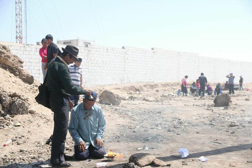 Feriantes se instalan en medio de la basura del cerro Intiorko