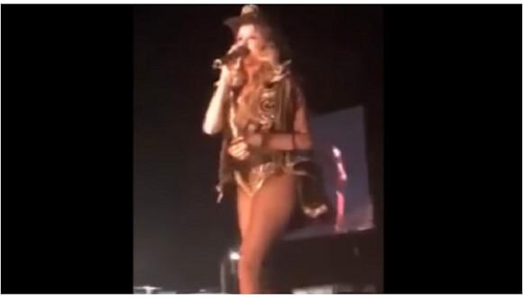 YouTube: Paulina Rubio sufre aparatosa caída durante concierto en México