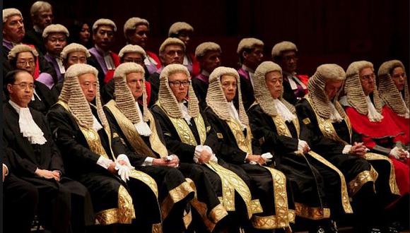 Cuestionan a uno de los países más pobres del mundo por gastar 150 mil dólares en pelucas para jueces   