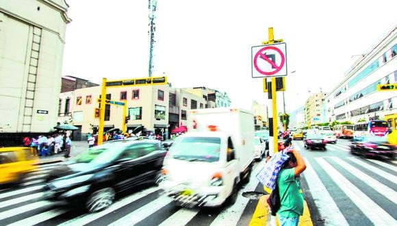Lima prohibe giros a la izquierda para mejorar el tránsito