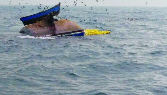 Una lancha naufraga frente a costas de Chimbote y un pescador desaparece 