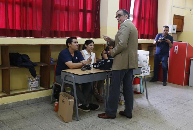 Pedro Olaechea acude a votar. Fotos: Francisco Neyra/GEC