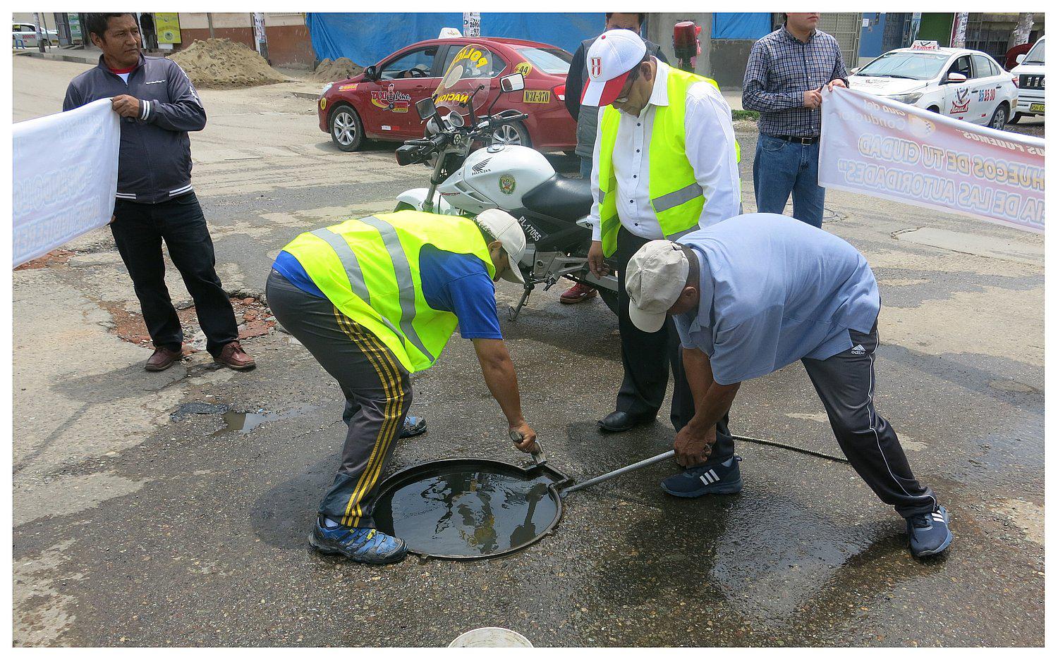 Transportistas reponen tapas de buzones en calles de Huancayo