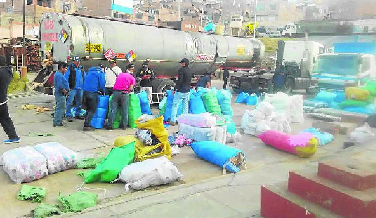 Puno: descubren ropa, cierres y otros productos de contrabando en cisterna