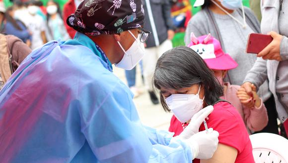 Instalan vacunatorios  en feria de Huancayo   Foto: Adrián Zorrilla/photo GEC
