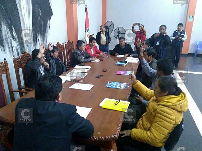 Regidores suspenden 180 días a alcalde de Mariano Melgar