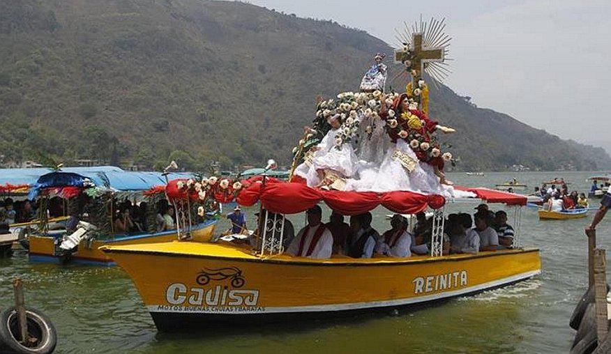 Guatemala: Católicos veneran a Niño Dios en procesión acuática
