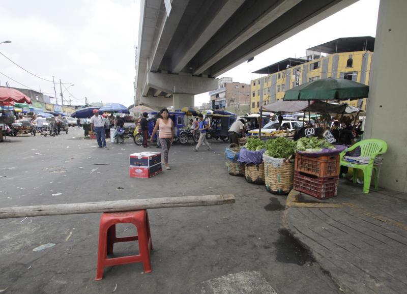 Ambulantes de La Parada invaden estructuras del tren eléctrico