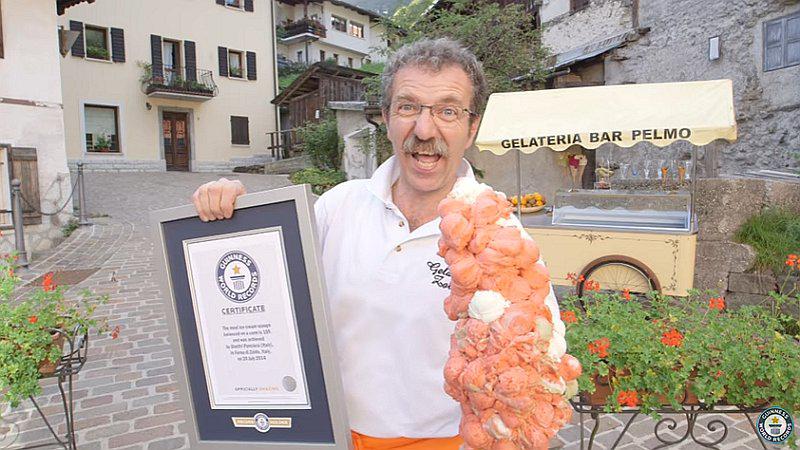 ​YouTube: ¡Récord Guinness! Hombre logra colocar 121 bolas de helado sobre cono