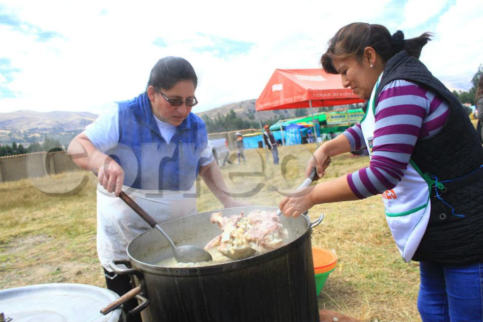 Dos mil platos de mondongo se sirvieron en Hualahoyo (FOTOS)