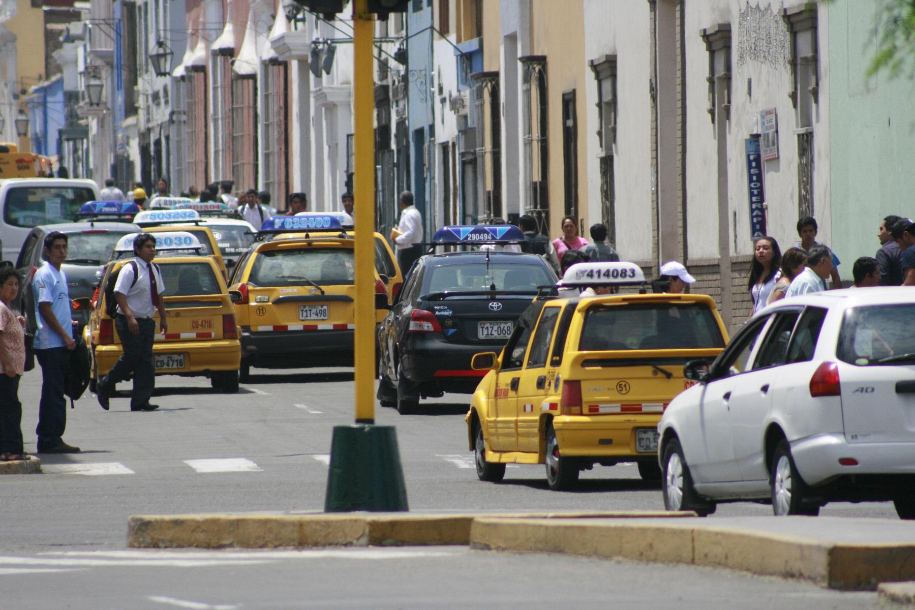 Solo 11 mil 450 taxis son formales en Trujillo
