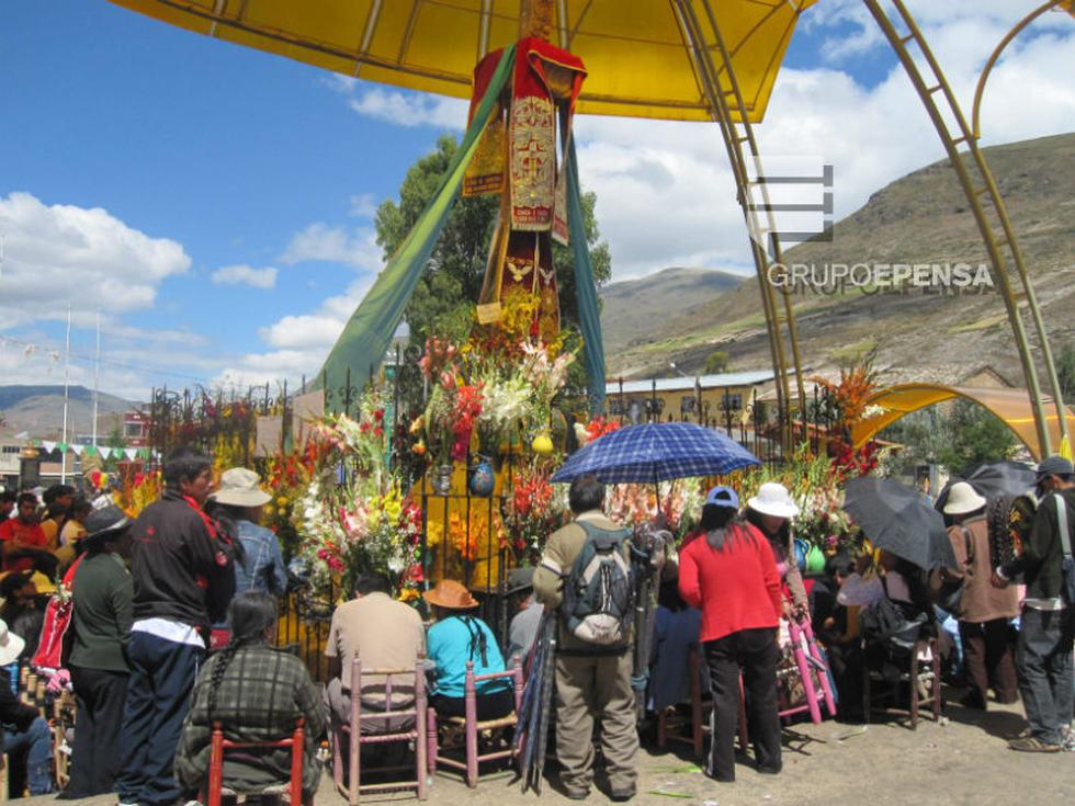 Huancayo: Cientos oran y prenden velas rogando favores al Cani Cruz (FOTOS)