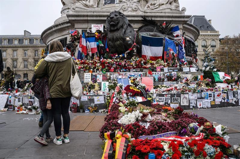 ​Francia recuerda los atentados en París un mes después de la masacre