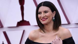 Laura Pausini cautiva con un elegante vestido negro en la alfombra roja de los Premios Oscar 2021