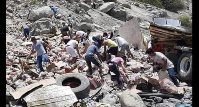 Hombres, mujeres y hasta niños bajaron por pendiente para llevarse todo lo que podían (Foto: Carmen Quispe)