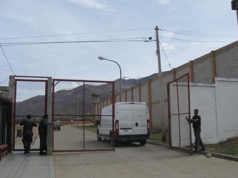 Recluso denunció que uno 100 presos se intoxicaron con pollo al sillao