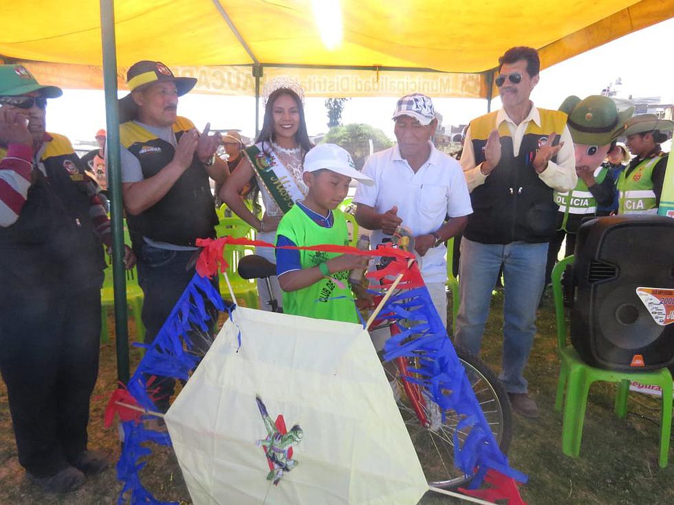 Niños participaron en III Concurso de cometas (FOTOS)