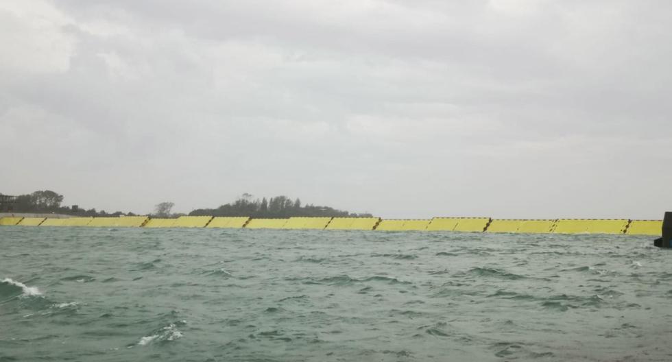Las barreras del sistema Mose, que protege la ciudad de Venecia y la Laguna de Venecia de las inundaciones, emergen del agua, por primera vez, en Venecia, Italia, el 3 de octubre de 2020. (EFE/EPA/Elisa Fornari).