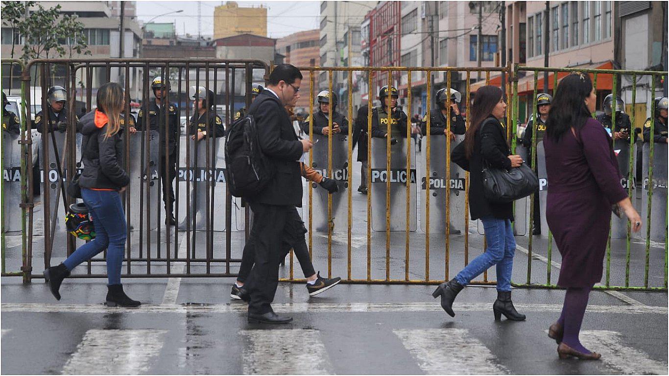 Policía restringe acceso a calles cercanas al Congreso de la República (FOTOS)