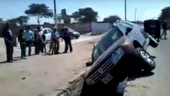 Chiclayo: Camioneta se despista y cae en acequia (VIDEO)