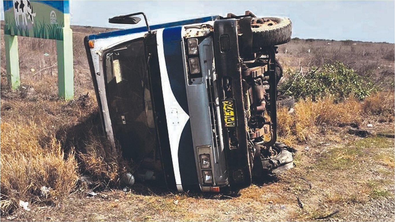 Camión se despista y chofer se salva de milagro 
