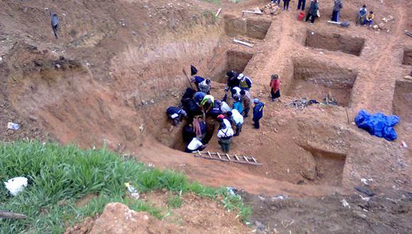 PNP salvan a obrero sepultado por derrumbe de cerro